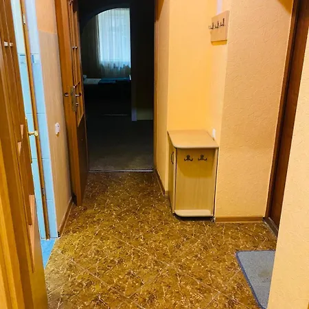 вул кониського 5 - на 6 осіб в центрі медінститут поруч