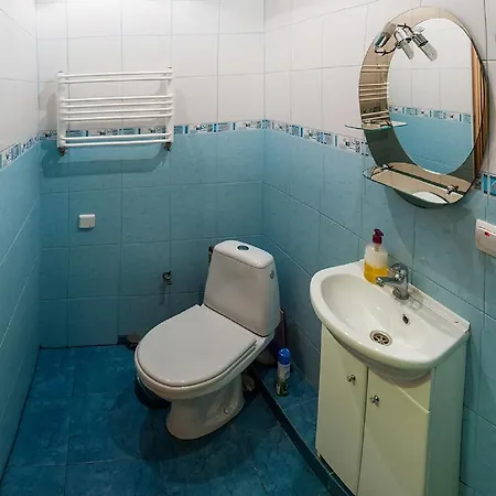 вул кониського 5 - на 6 осіб в центрі медінститут поруч לבוב