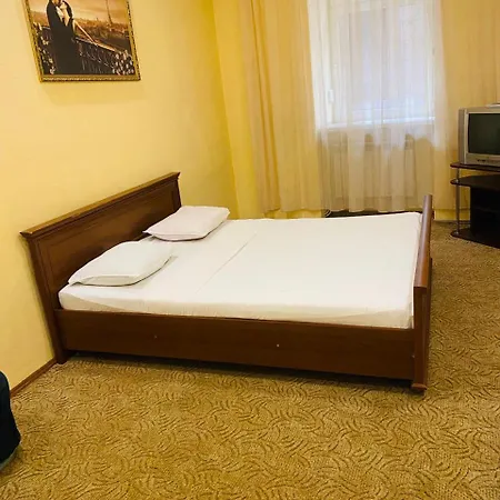 вул кониського 5 - на 6 осіб в центрі медінститут поруч