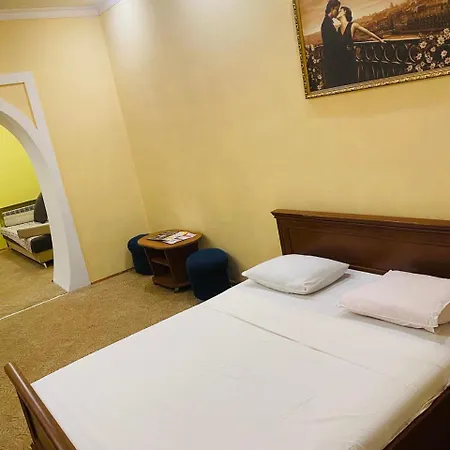 вул кониського 5 - на 6 осіб в центрі медінститут поруч Львов