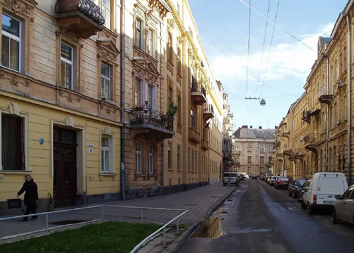 вул кониського 5 - на 6 осіб в центрі медінститут поруч