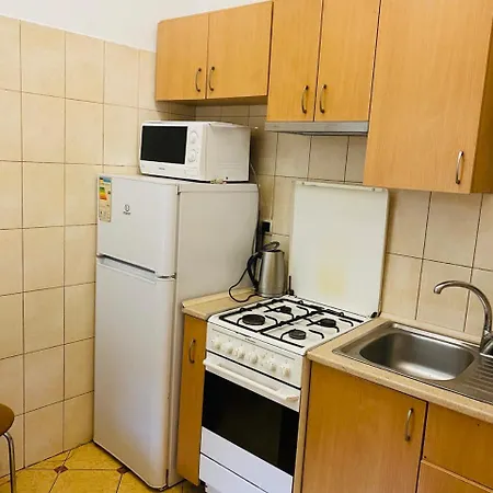 вул кониського 5 - на 6 осіб в центрі медінститут поруч Διαμέρισμα *