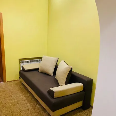 вул кониського 5 - на 6 осіб в центрі медінститут поруч Διαμέρισμα