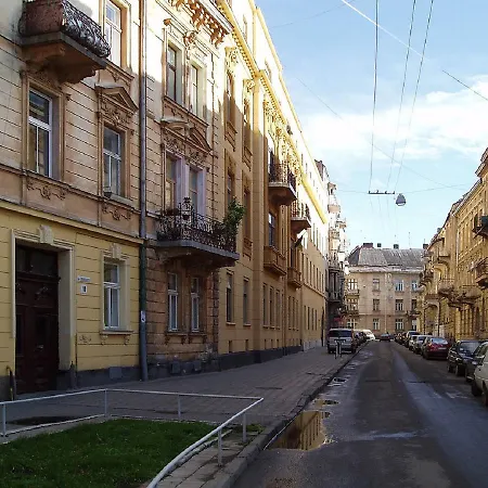 вул кониського 5 - на 6 осіб в центрі медінститут поруч