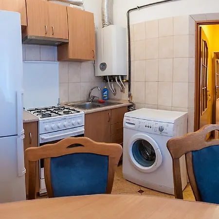 вул кониського 5 - на 6 осіб в центрі медінститут поруч Διαμέρισμα Λβιβ