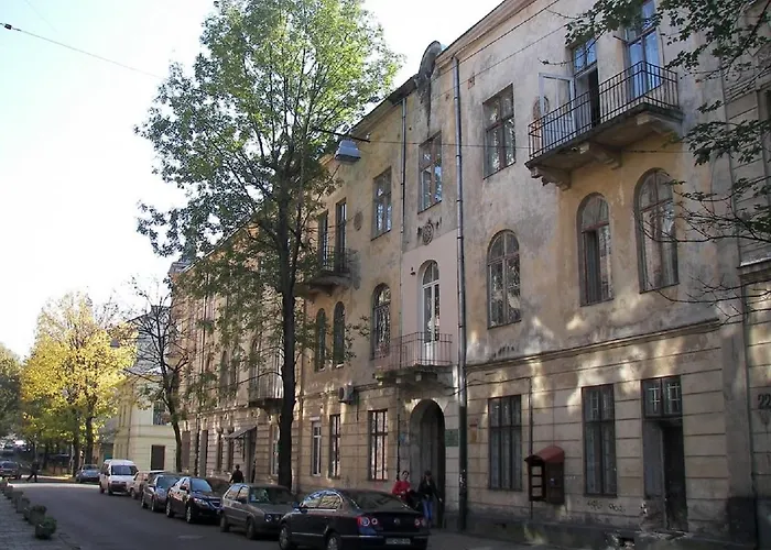 вул кониського 5 - на 6 осіб в центрі медінститут поруч Διαμέρισμα Λβιβ